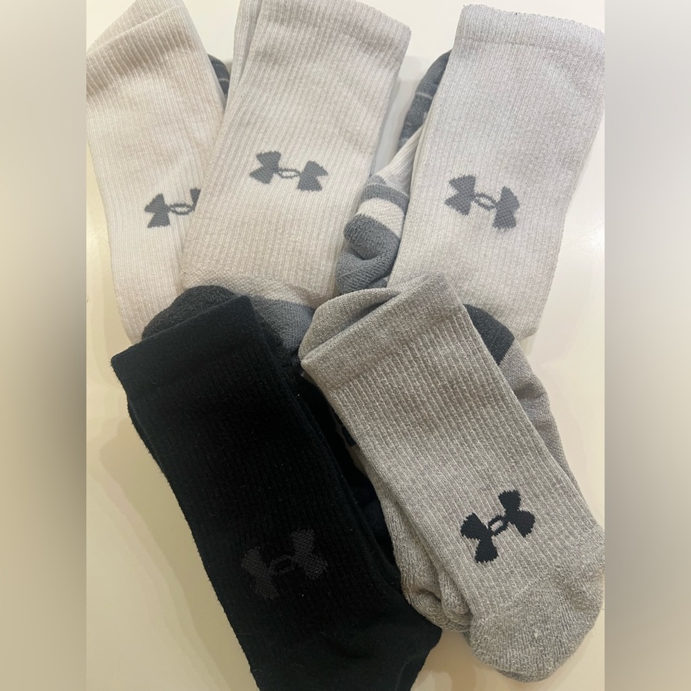 UNDER ARMOUR MEN’S CREW SOCKS 5 PAIRS. 3 WHITE. 1 GRAY. 1 BLACK. SIZE 8.5 - 13 - Picture 4 of 6